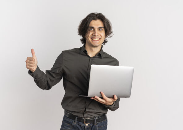 微笑年轻的白人帅哥 面带微笑 手持笔记本电脑 竖起大拇指 背景为白色 留有复印空间帅气年轻笔记本电脑