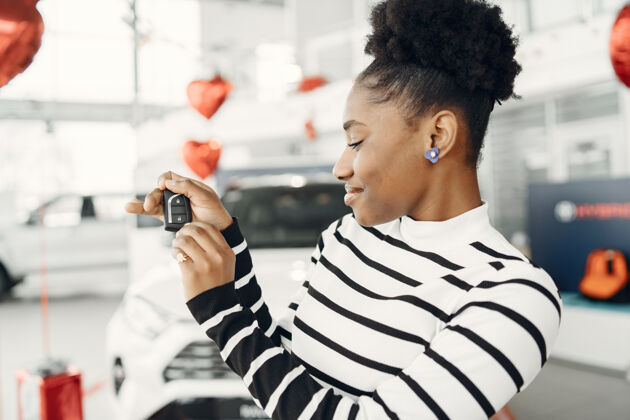 黑今天去购物了一个迷人的非洲女人的照片显示了相机的钥匙钥匙黑发零售