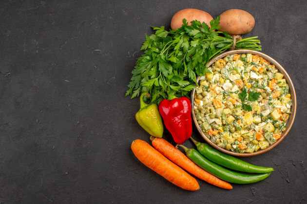 一餐黑色表面上有新鲜蔬菜的美味沙拉俯视图素食美味沙拉健康