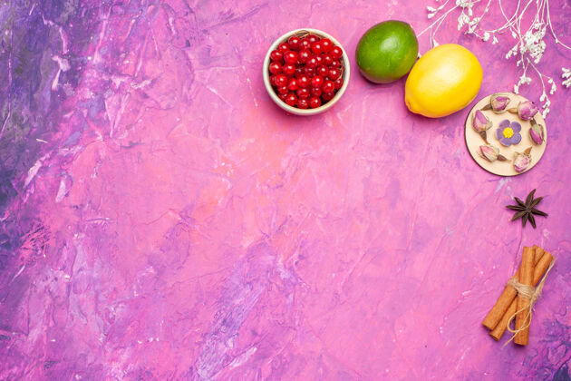 新鲜粉红色表面有红色浆果的新鲜水果俯视图浆果苹果饮食