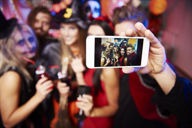 服装年轻朋友在万圣节派对上玩得开心的照片科技万圣节现代