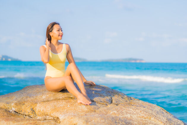 海岸写真美丽的亚洲年轻女子放松微笑休闲环海沙滩旅游度假之旅海岸海滩沙滩
