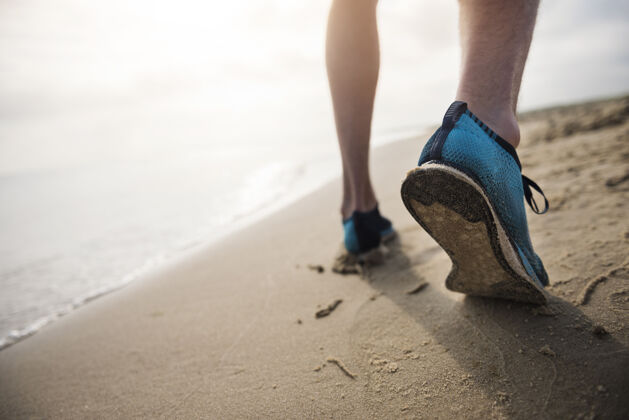 马克特写在海边慢跑的健康年轻人激情动力鞋子