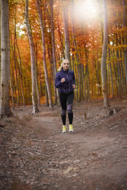 慢跑特写年轻美女慢跑女人运动员森林