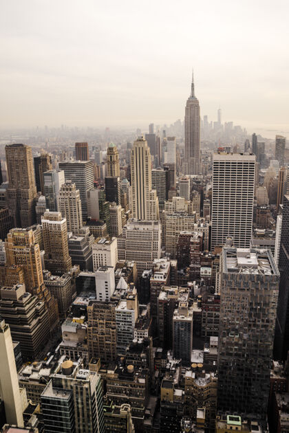 城镇鸟瞰纽约的高楼高层办公楼自然