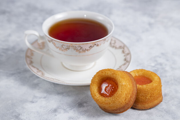 糖一杯茶 配上自制的杏果酱指纹饼干团体短面包果酱