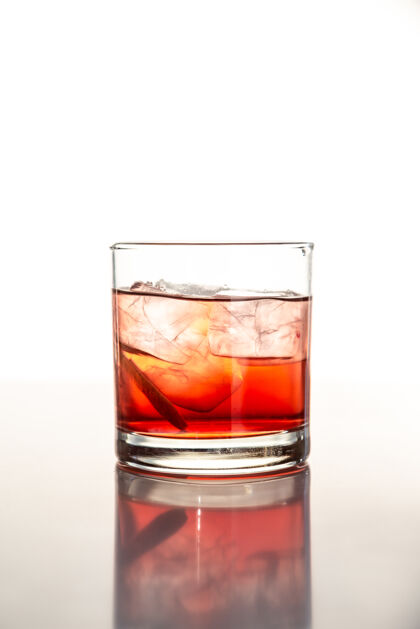 鸡尾酒装满酒的透明玻璃杯液体葡萄酒玻璃杯