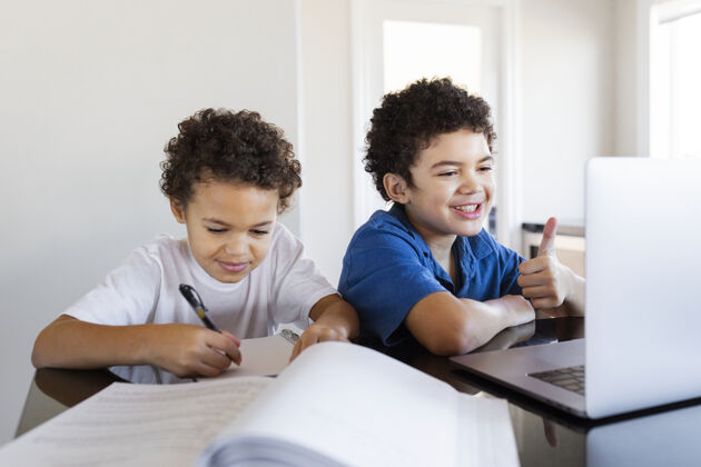 学习新常态期间兄弟们在家做作业男孩技术兄弟姐妹