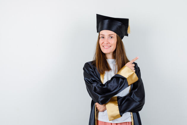 多样性毕业女的画像指着右上角穿着休闲服 制服 神情欢快的前景色大学证书毕业典礼