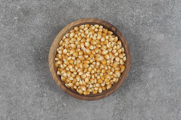 爆米花一堆干玉米放在木碗里玉米玉米小吃