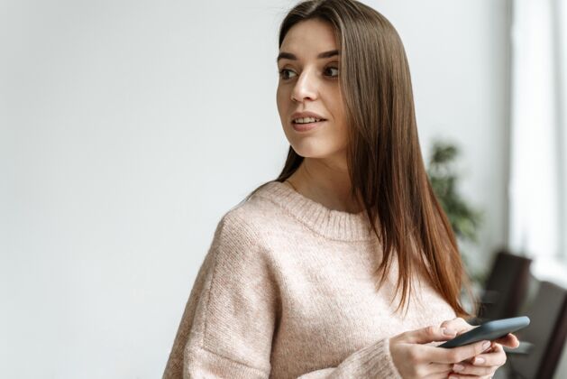 公司用手机给年轻的女商人画像工作电话办公室