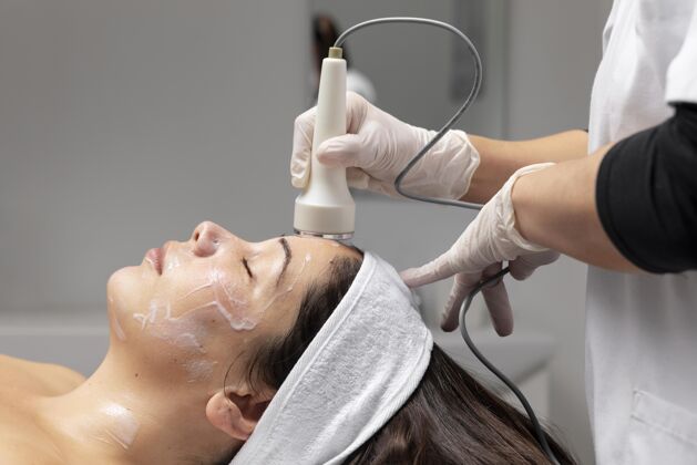 治疗正在做面部护理的年轻女子放松皮肤护理沙龙