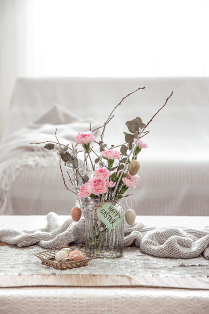复活节花瓶里有鲜花的静物画和节日复活节装饰的细节静物春天复活节快乐