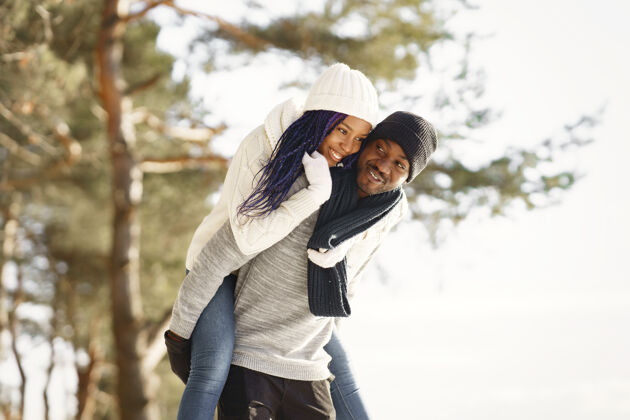 美国人们走在外面冬天非洲夫妇散步激情微笑