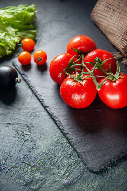 沙拉上图：黑色背景上新鲜的红色西红柿食物饮食新鲜