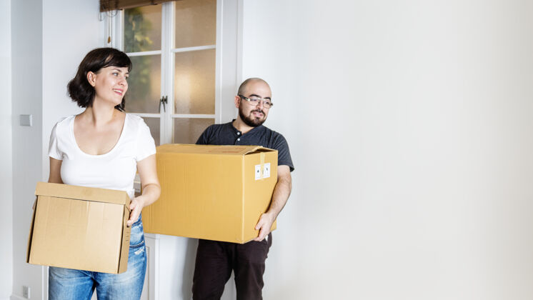 携带幸福夫妻一起搬家 搬箱子设计空间生活包装搬家