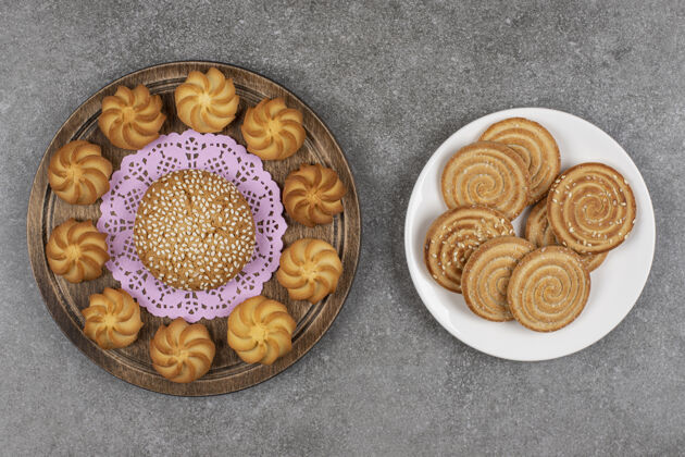 面包房美味的甜饼和饼干放在木板上小吃饼干脆脆