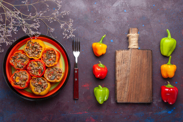 蔬菜顶视图煮熟的甜椒与地面上的肉灰色表面多尔玛食品蔬菜肉新鲜农产品地面