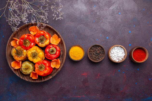 餐顶视图熟甜椒与不同的调味料灰面一餐蔬菜肉多尔玛食品观农产品可食用水果