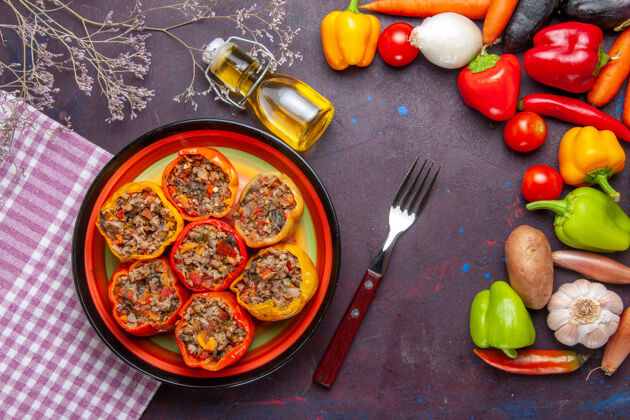 午餐顶视图煮熟的甜椒与地面肉和新鲜蔬菜在黑暗的表面一餐蔬菜食品肉多尔玛生的胡椒粉番茄