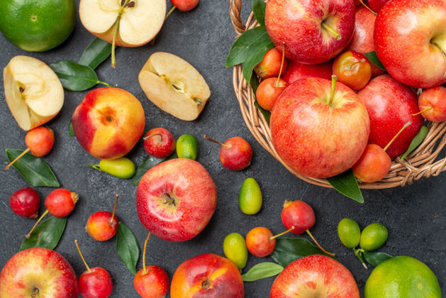 吃苹果顶部特写查看水果不同的浆果水果在篮子里篮子食物不同