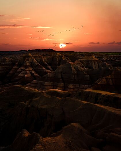 层荒地上的日落有条纹岩层的地形沙漠地平线土地