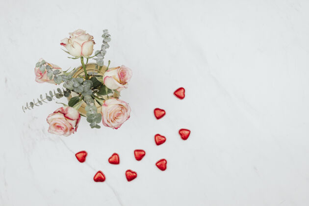 求婚白色大理石背景上有红色巧克力心的情人玫瑰花束婚礼心形激情