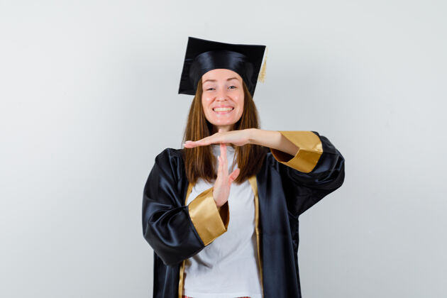 肖像毕业的女人穿着休闲服 制服上显示出时断时续的姿态 看起来很开心 前视Campus衣服成功