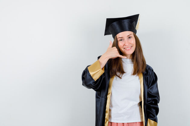 学位毕业的女人穿着休闲服 制服上显示着手机手势 看上去自信满满 前视尽收眼底表演电话毕业典礼