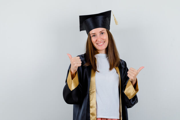 证书女毕业生穿着睡衣 休闲服 竖起大拇指 看起来很开心正面图单身休闲学校