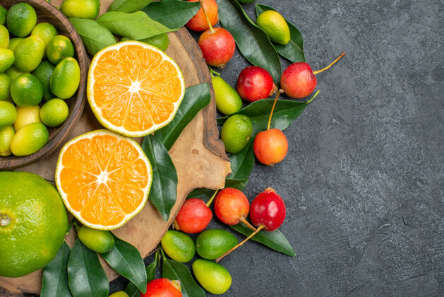 酸橙顶部特写查看水果切菜板上的柑橘类水果与树叶和樱桃柠檬叶子成熟