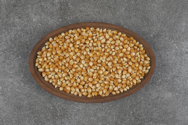 有机一堆干玉米放在木盘上玉米生的自然