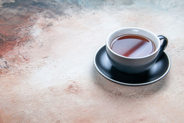 马克杯侧面特写镜头一杯红茶放在茶碟上特写浓缩咖啡红茶