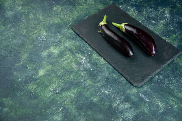 蔬菜上图：黑色背景上的黑茄子茄子食物烹饪