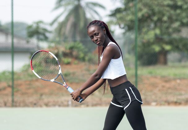 练习打网球的女人网球场网球网球运动员