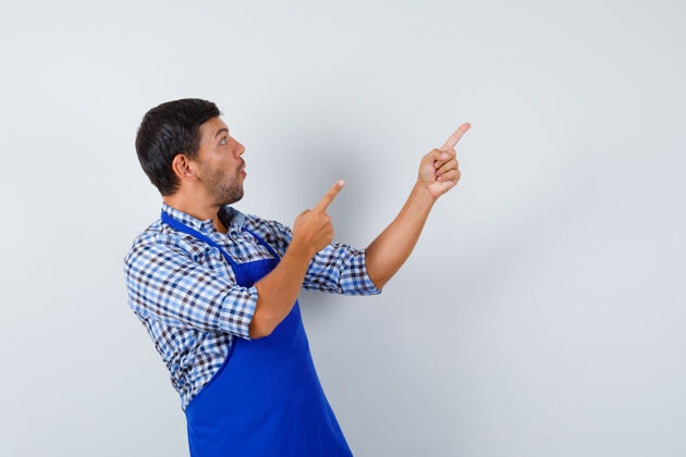 围裙穿着蓝色围裙和衬衫的年轻男厨师男士衬衫男士