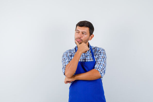 厨师穿着蓝色围裙和衬衫的年轻男厨师围裙成人帅哥