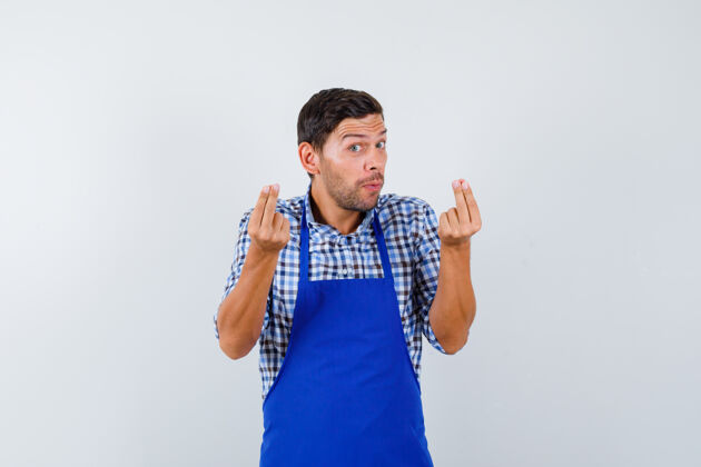 年轻穿着蓝色围裙和衬衫的年轻男厨师男士衬衫制服