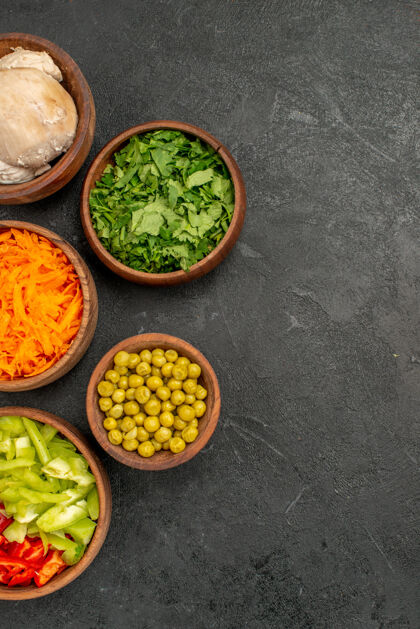 蔬菜顶视图沙拉配料与绿色和鸡肉在黑暗的表饮食健康沙拉餐厅午餐膳食