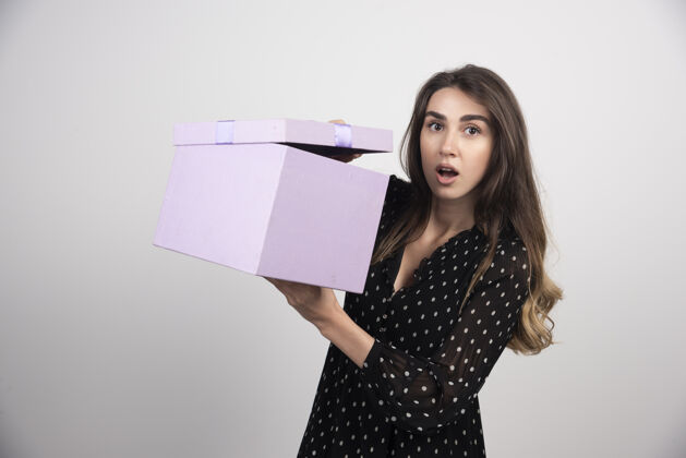 盒子手持紫色礼盒的年轻女子情感女士持有