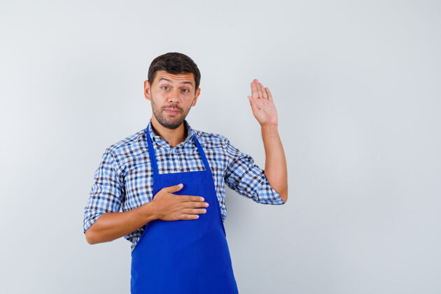 围裙穿着蓝色围裙和衬衫的年轻男厨师男士制服成人