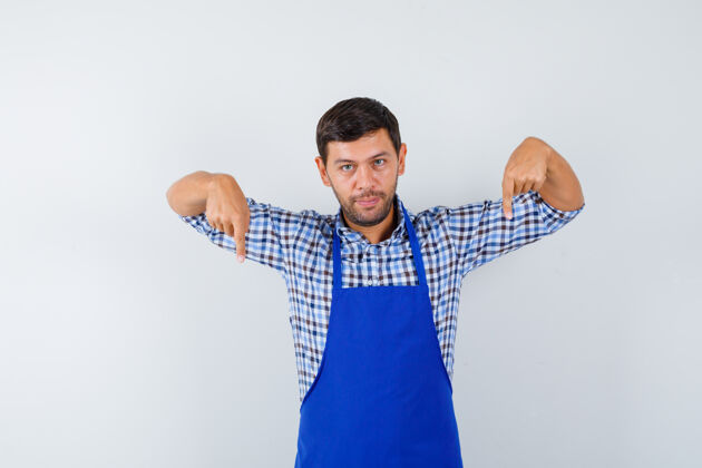 制服穿着蓝色围裙和衬衫的年轻男厨师帅哥厨师成人