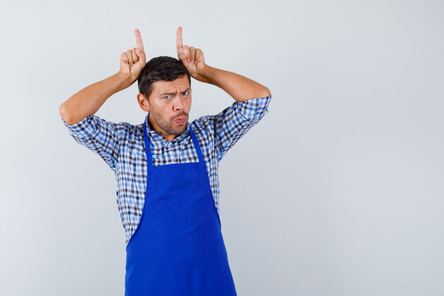 男士穿着蓝色围裙和衬衫的年轻男厨师衬衫烹饪帅哥