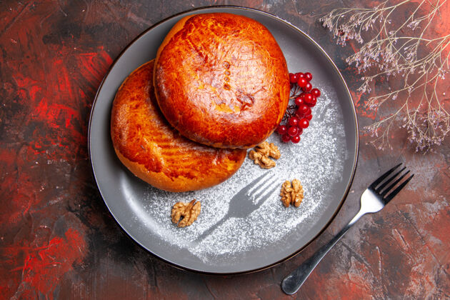 零食俯瞰美味的馅饼与红色浆果在黑暗的桌子蛋糕甜点馅饼柑橘糕点饮食