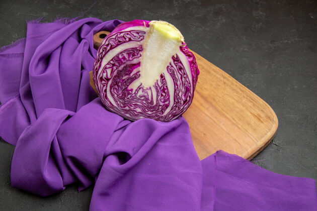 沙拉前视图红色卷心菜片蔬菜上的深灰色餐桌饮食沙拉健康红卷心菜切片前面