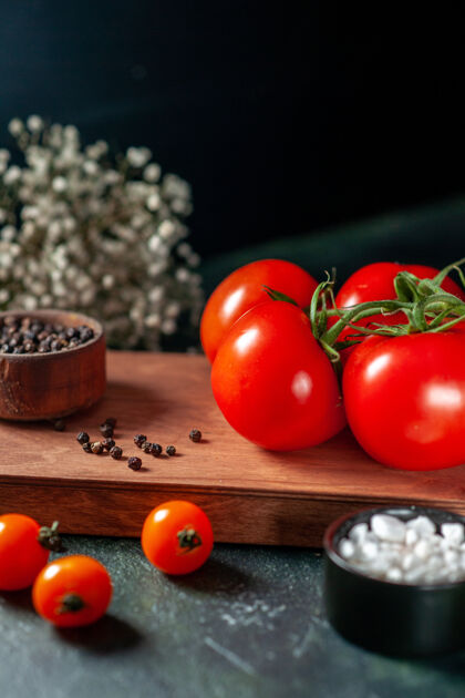 西红柿前视图新鲜的红色西红柿在黑暗的背景下深色饮食蔬菜