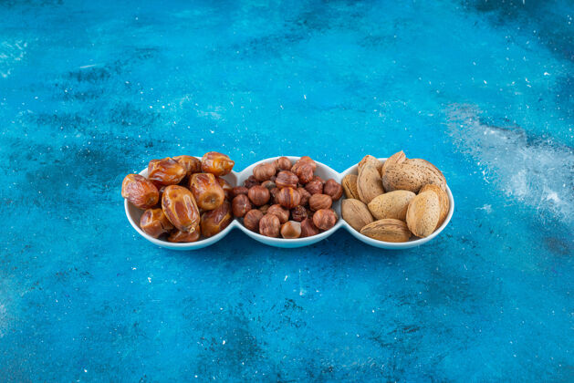 美味在蓝色表面的碗里混合着坚果可口风味自然