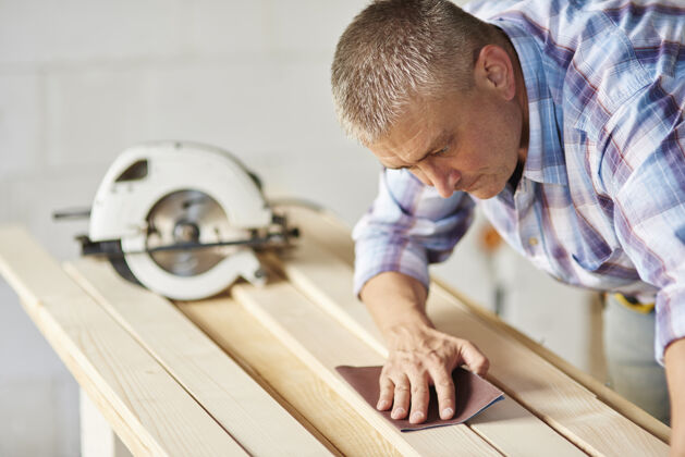 创意木匠准备木板手握手工工人人