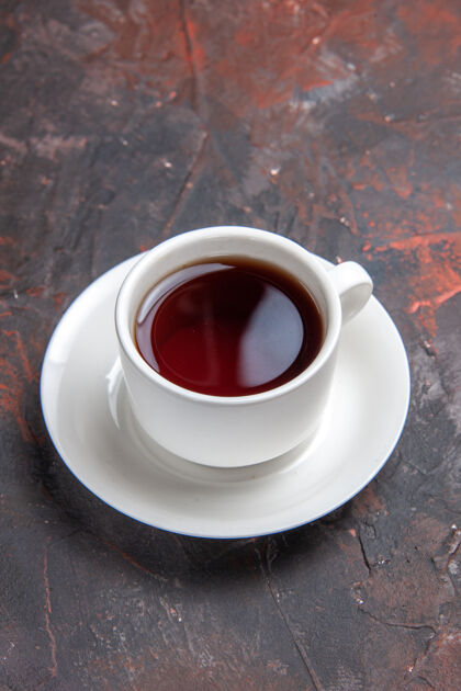 仪式前视茶几上的深色茶色暗礼茶早餐食物早晨