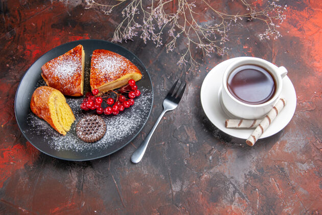 茶俯瞰美味的切片馅饼与红色浆果在黑暗的桌子蛋糕甜甜的馅饼茶热的浆果